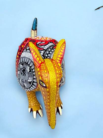 Armadillo en Tonos Dorados y Multicolor