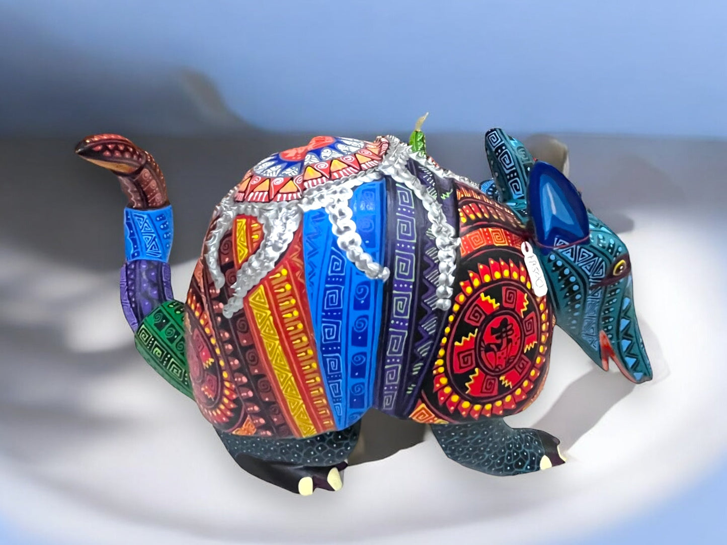 Armadillo en Tono Azul con Detalles Multicolor