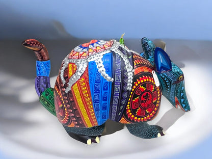 Armadillo en Tono Azul con Detalles Multicolor