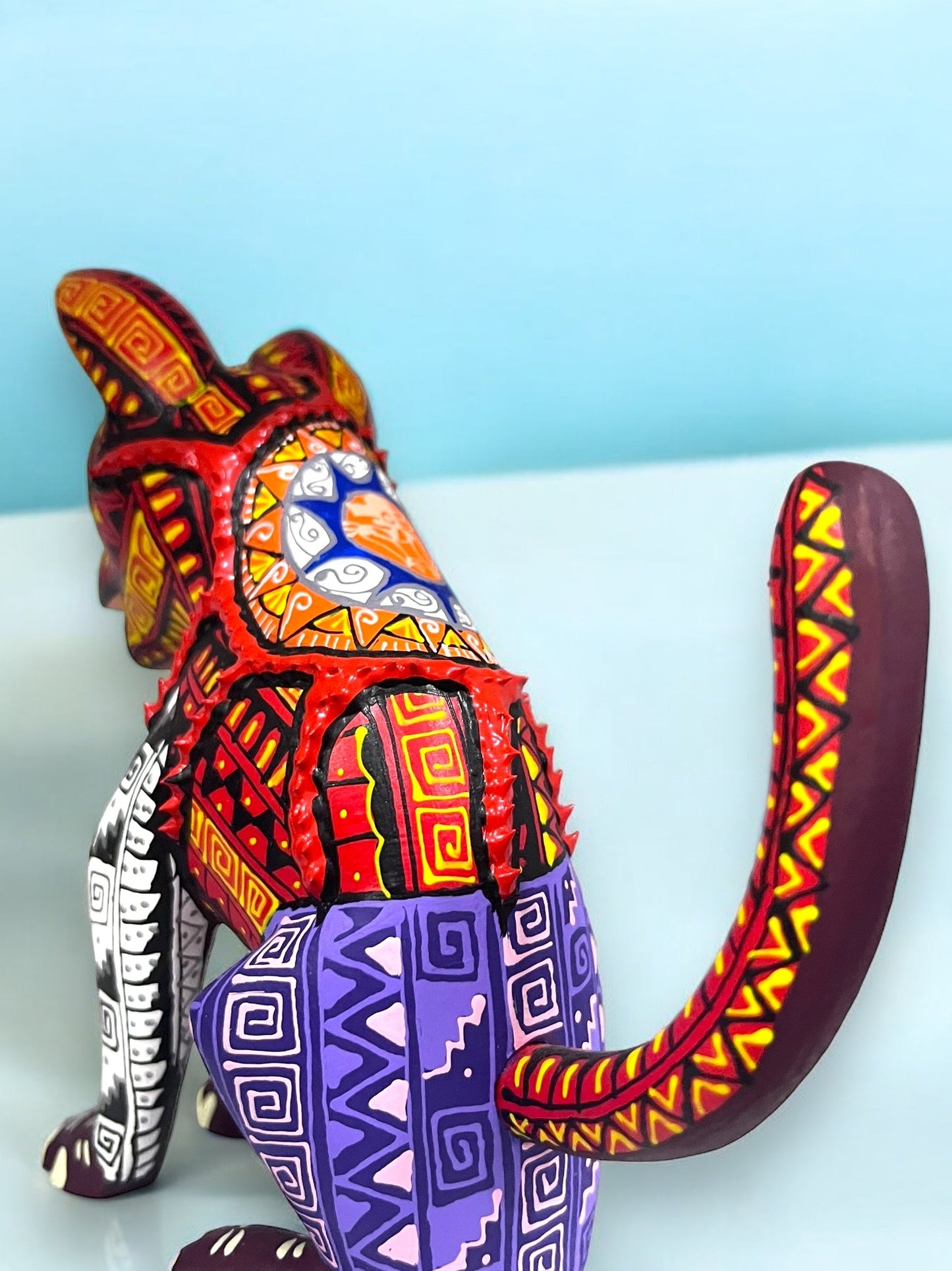 Alebrije de Perro Colorido con Patrones Geométricos