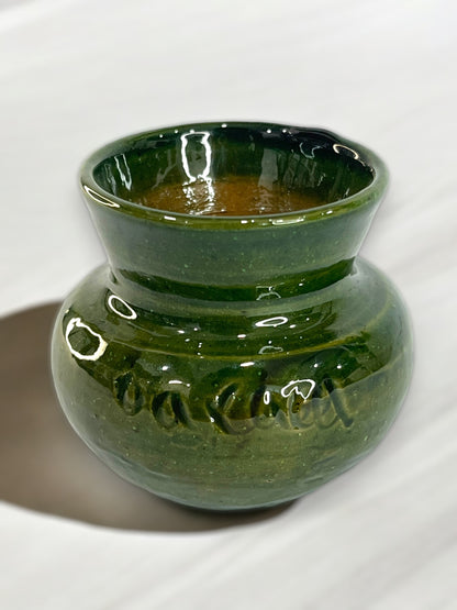 Olla de Barro Verde Esmaltado con Detalles Grabados