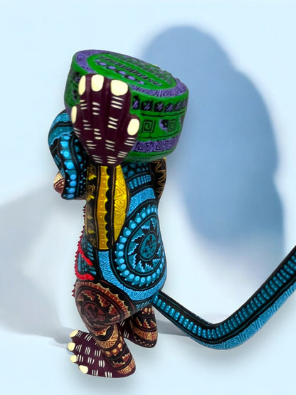 Alebrije de Mono con Cola Enroscada y Detalles Coloridos