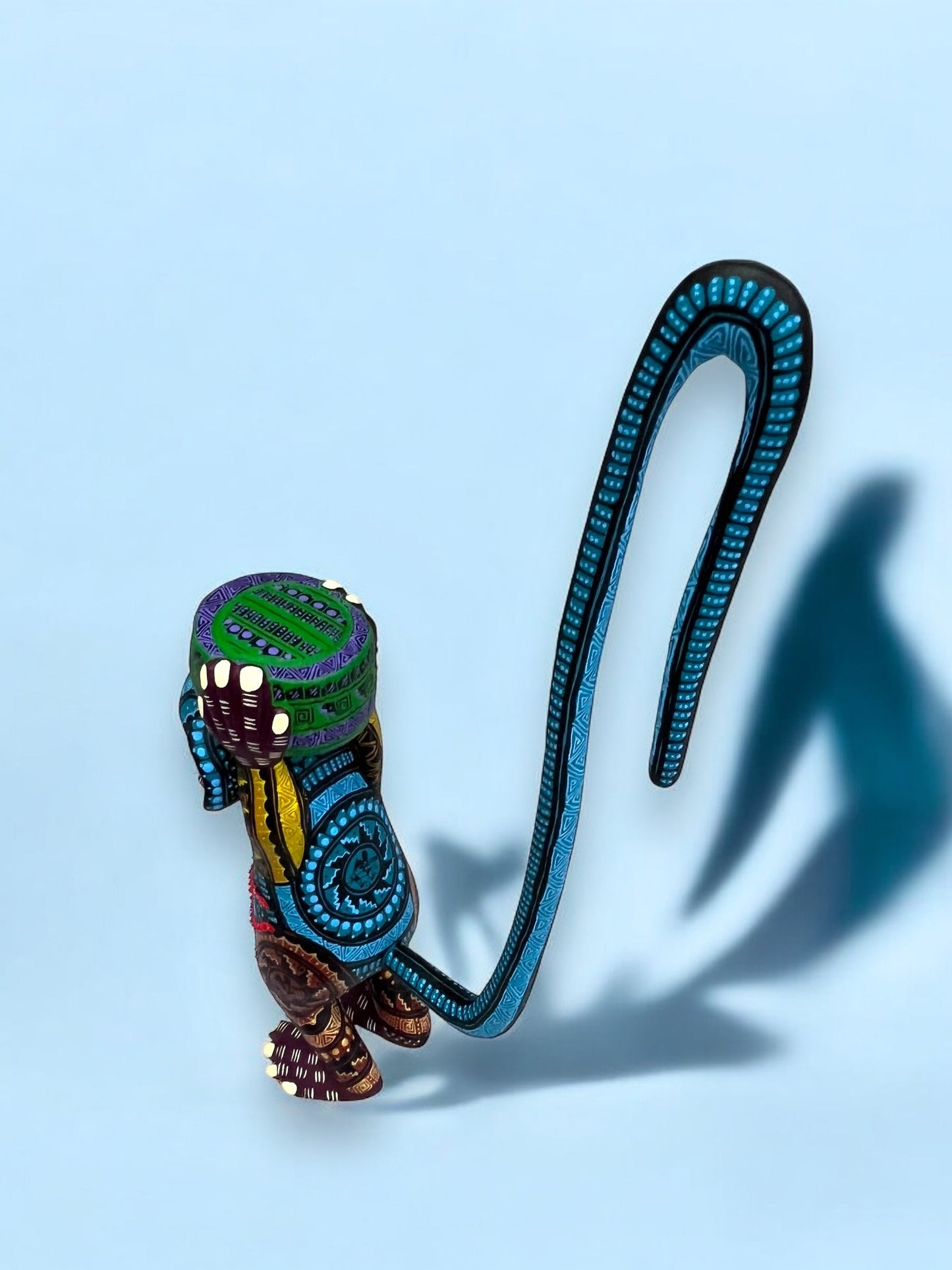 Alebrije de Mono con Cola Enroscada y Detalles Coloridos