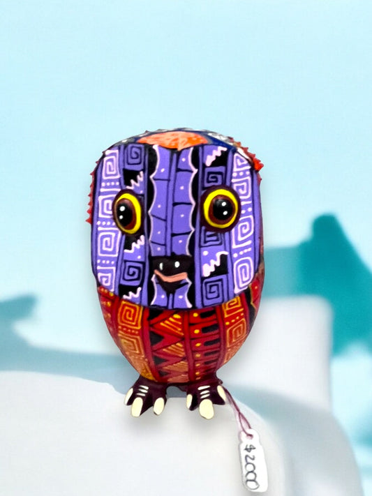 Alebrije de Búho en Tonos Morados y Rojos