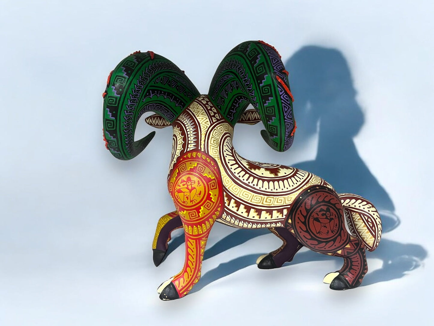 Alebrije de Carnero con Cuernos Verdes y Detalles Dorados