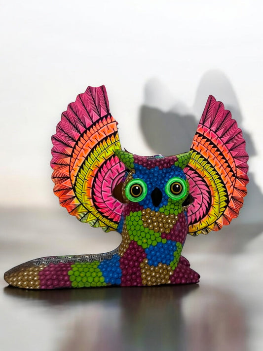 Alebrije de Búho con Alas Extendidas en Colores Brillantes