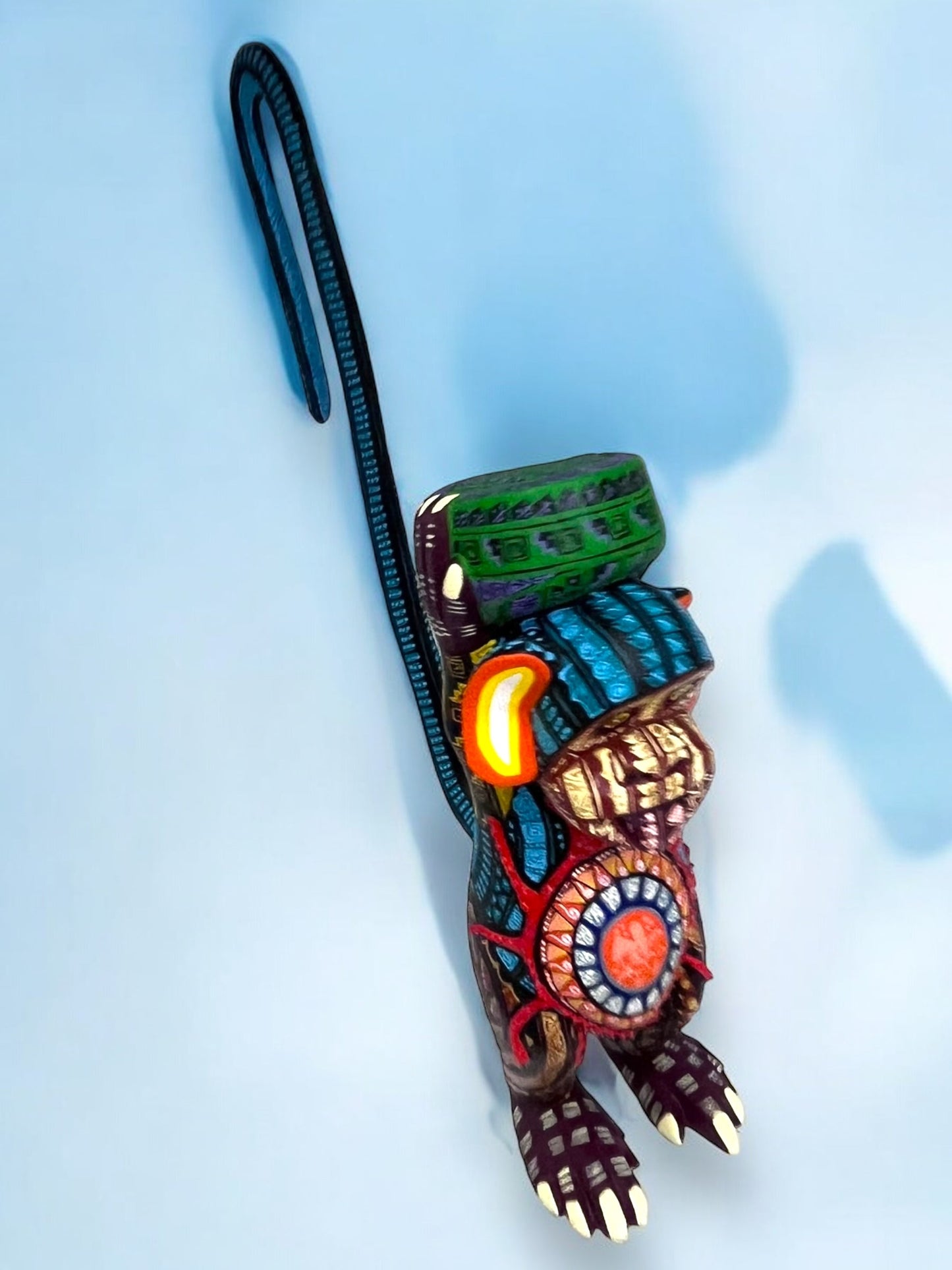 Alebrije de Mono con Cola Enroscada y Detalles Coloridos