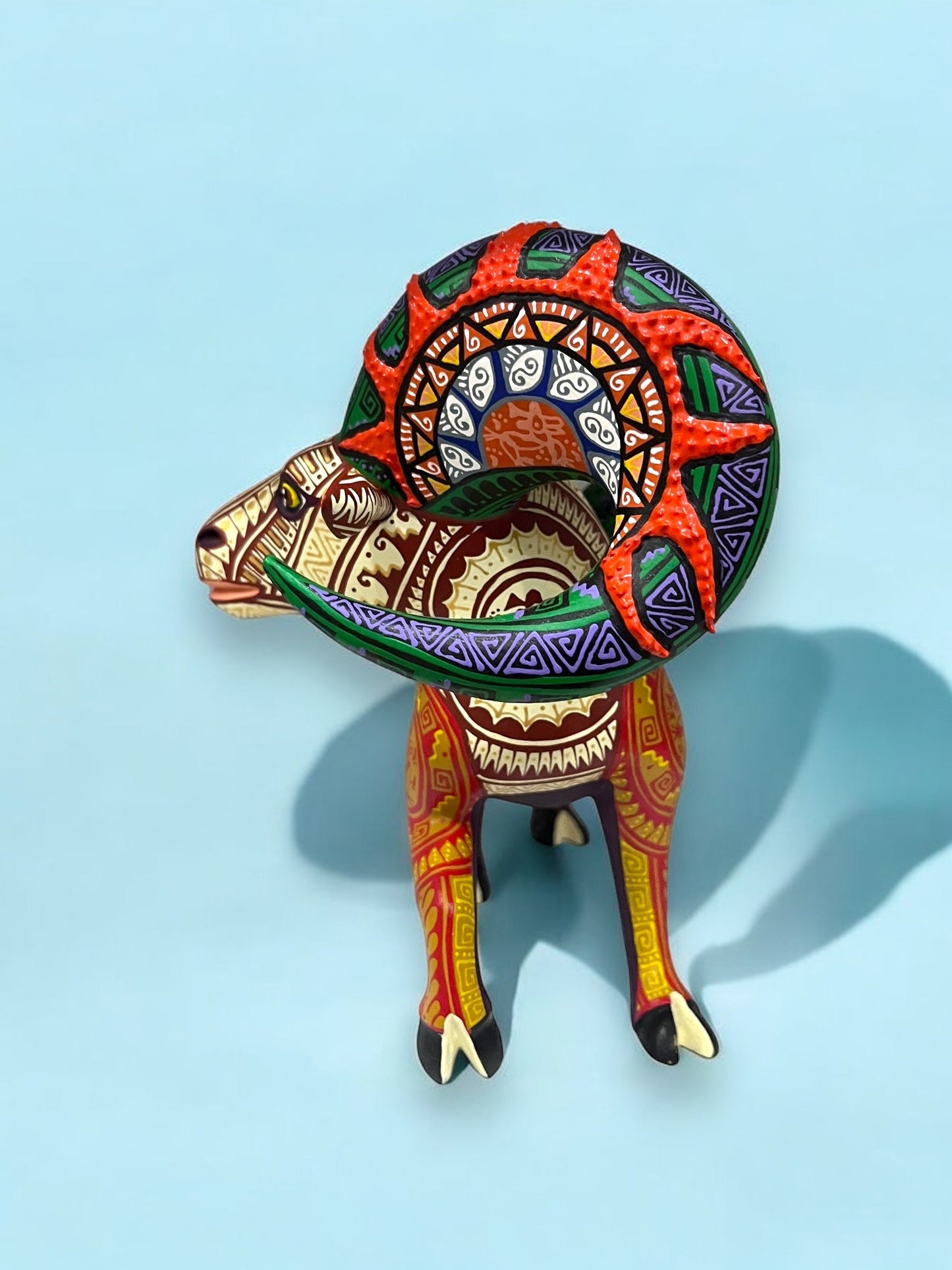 Alebrije de Carnero con Cuernos Verdes y Detalles Dorados