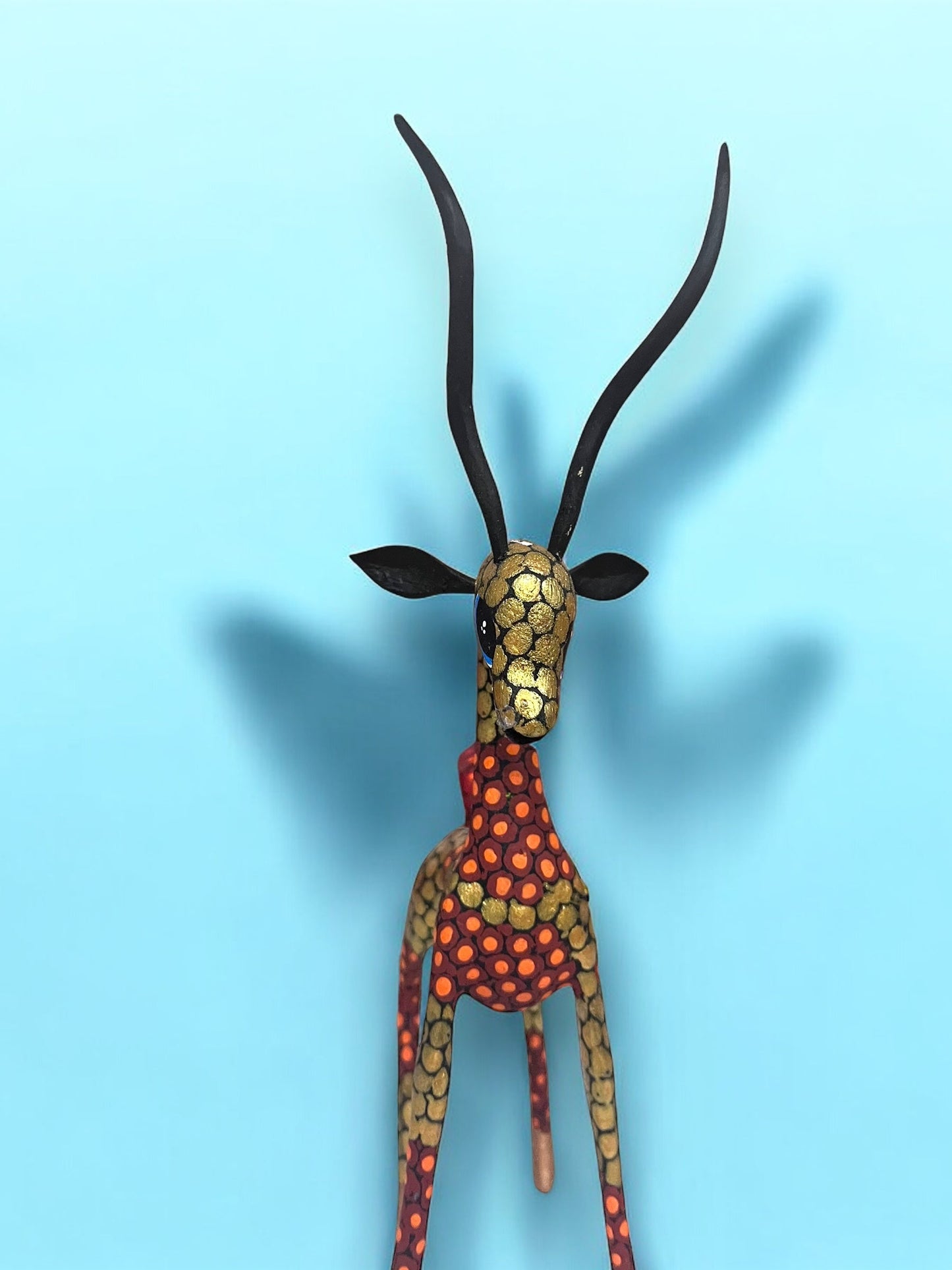 Alebrije Gacela con Diseño de Puntos Naranja y Negros