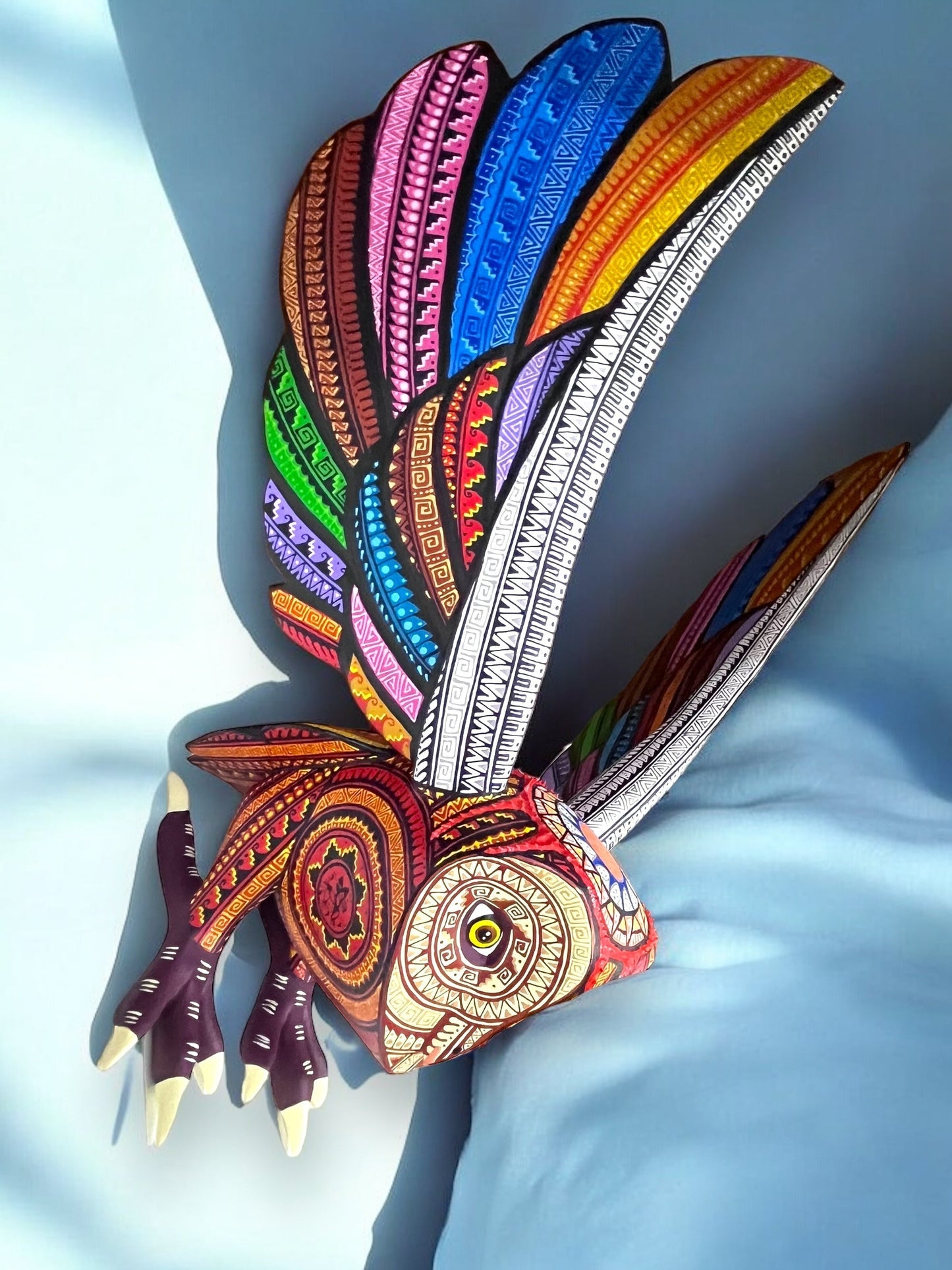 Alebrije de Búho con Alas Largas y Colores Multicolores