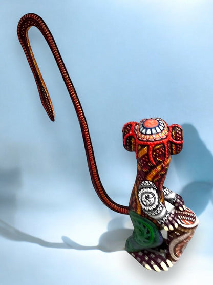 Alebrije de Mono con Cola Elevada y Detalles Multicolores