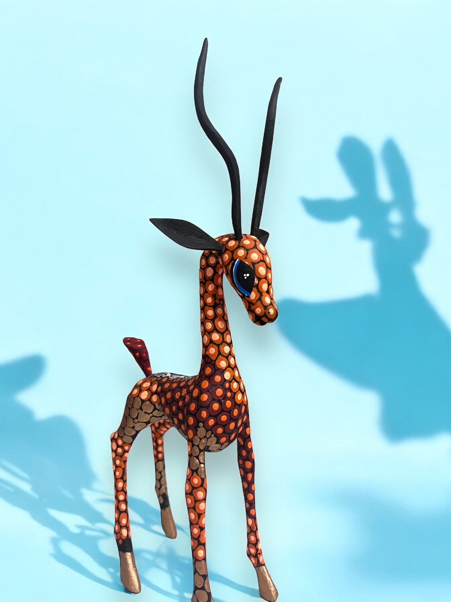 Alebrije Gacela con Diseño de Puntos Naranja y Negros