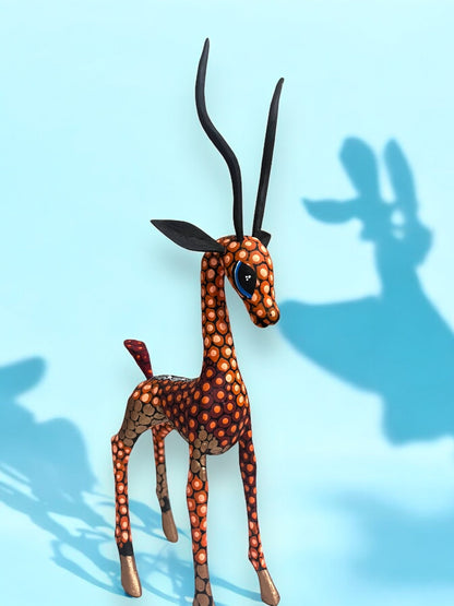 Alebrije Gacela con Diseño de Puntos Naranja y Negros