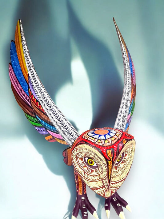 Alebrije de Búho con Alas Largas y Colores Multicolores