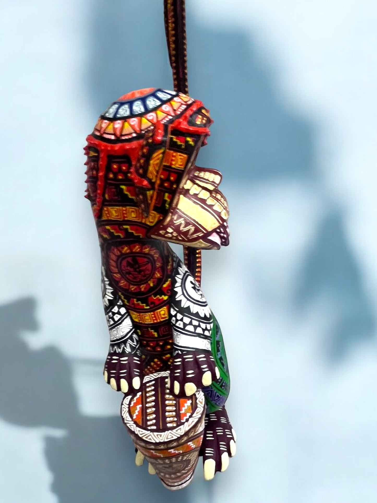 Alebrije de Mono con Cola Elevada y Detalles Multicolores