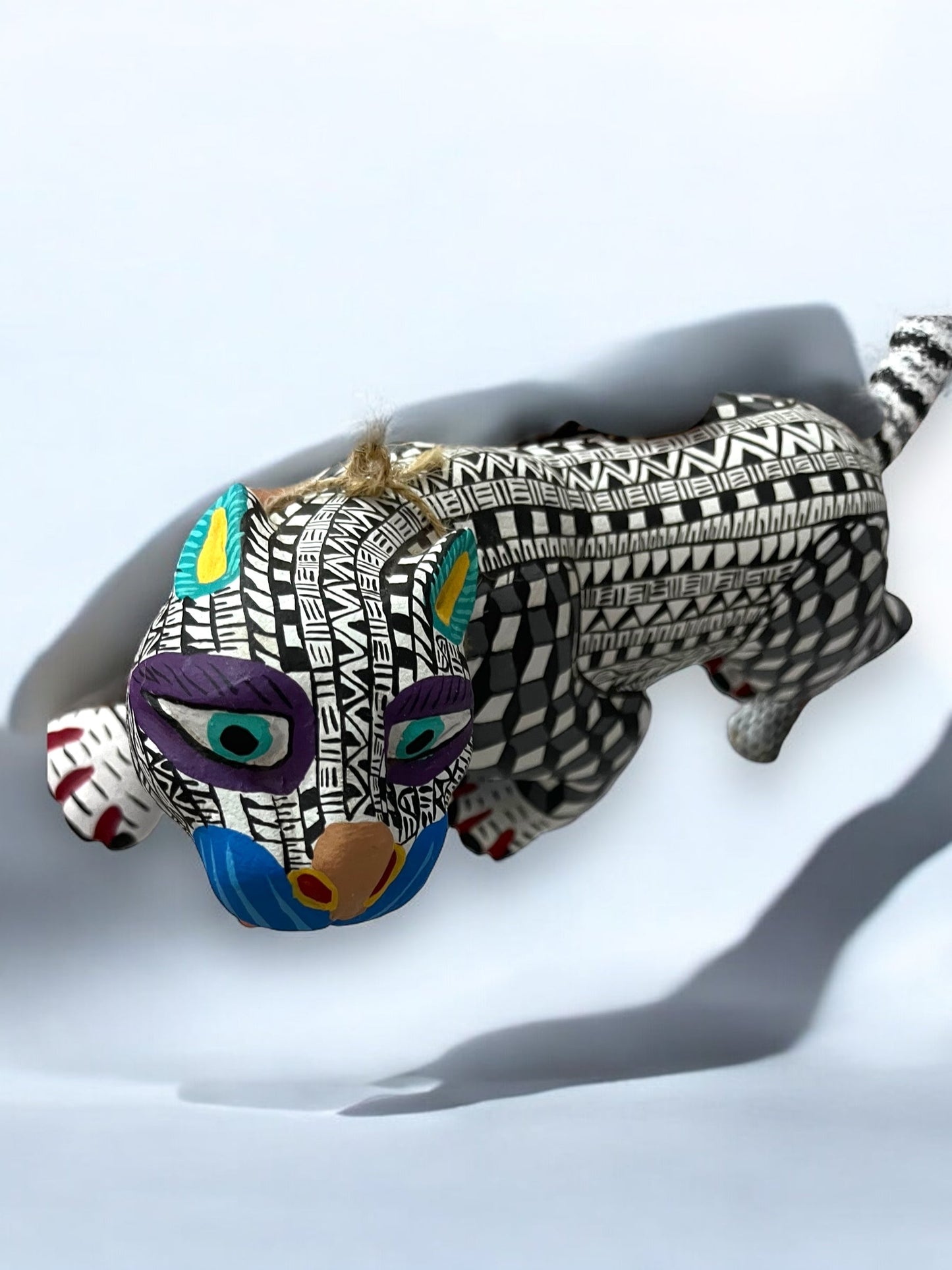 Alebrije de Jaguar con Detalles en Blanco y Negro y Máscara Colorida