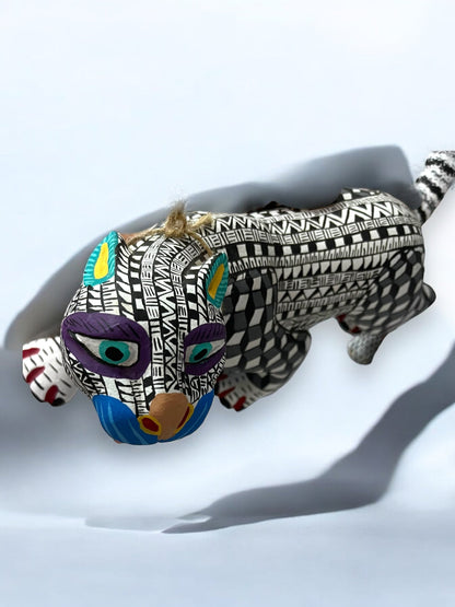 Alebrije de Jaguar con Detalles en Blanco y Negro y Máscara Colorida