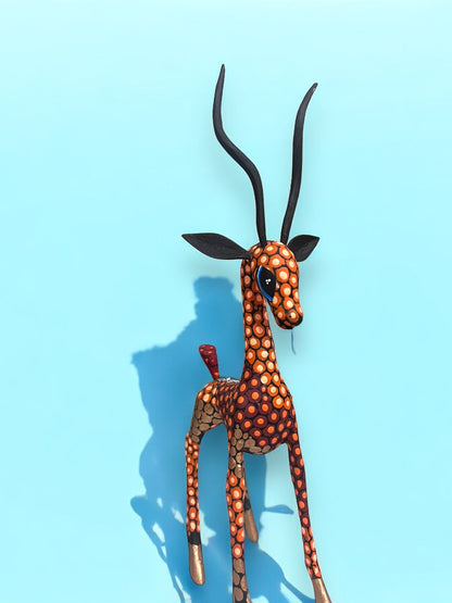 Alebrije Gacela con Diseño de Puntos Naranja y Negros