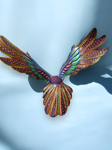 Alebrije de Búho Volador con Alas Extendidas y Detalles Multicolores