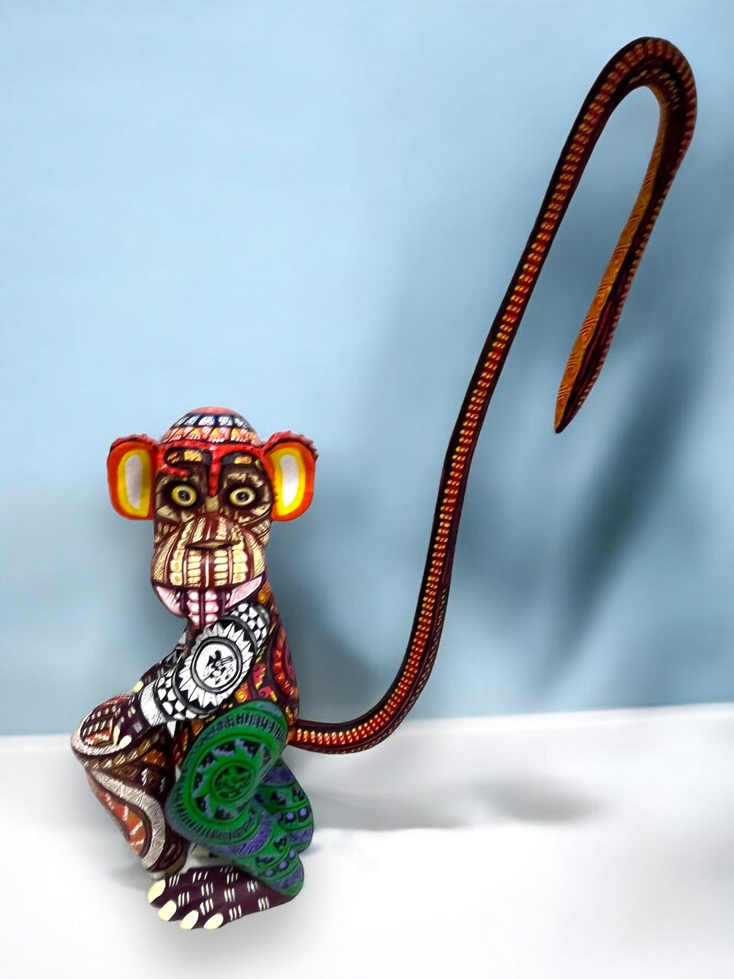 Alebrije de Mono con Cola Elevada y Detalles Multicolores