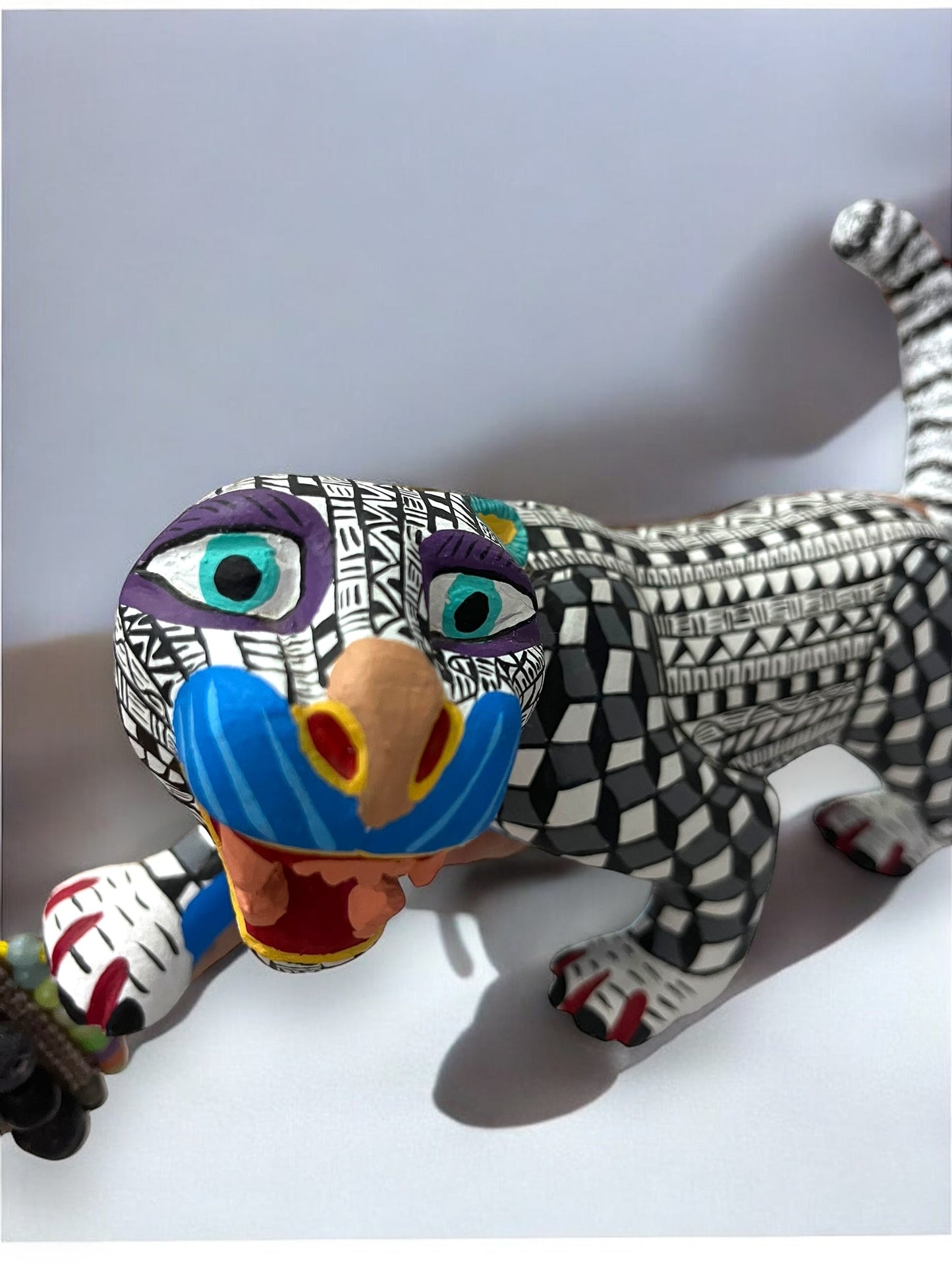 Alebrije de Jaguar con Detalles en Blanco y Negro y Máscara Colorida