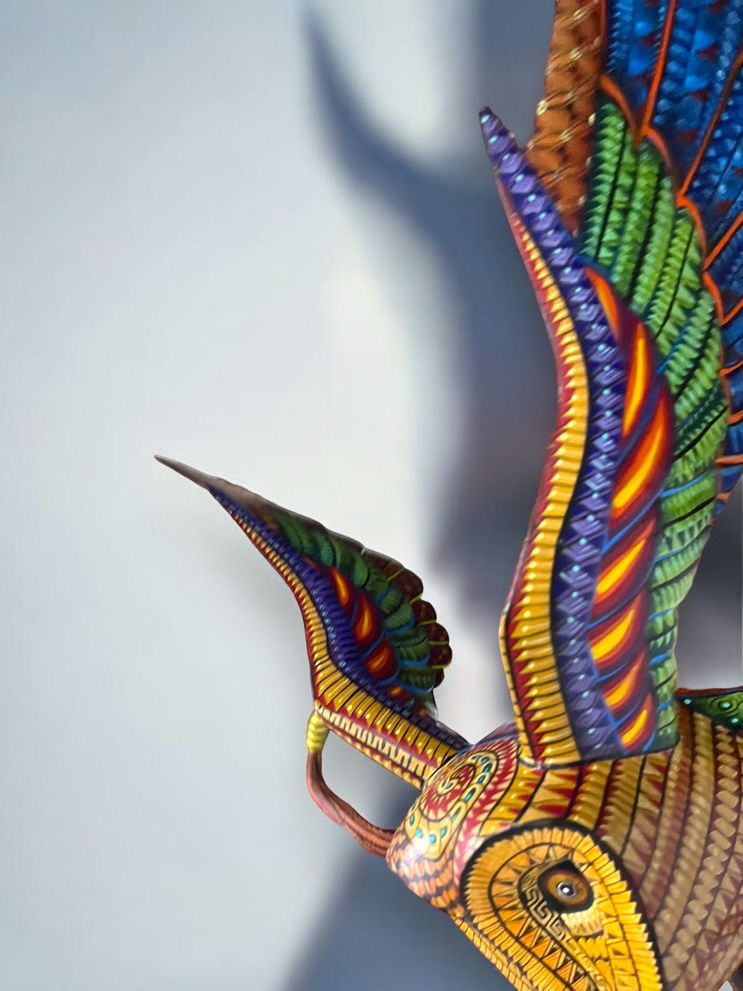 Alebrije de Búho Volador con Alas Extendidas y Detalles Multicolores
