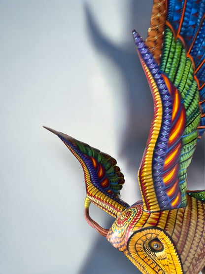 Alebrije de Búho Volador con Alas Extendidas y Detalles Multicolores