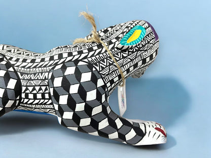 Alebrije de Jaguar con Detalles en Blanco y Negro y Máscara Colorida