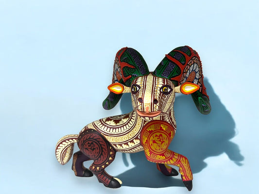 Alebrije de Carnero con Cuernos Verdes y Detalles Dorados