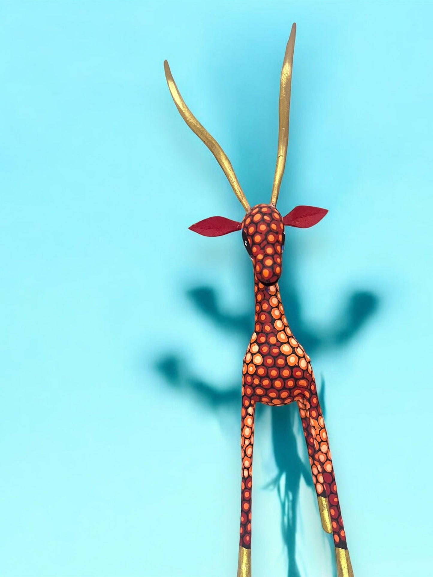 Alebrije Gacela con Diseño de Puntos Naranjas y Dorados