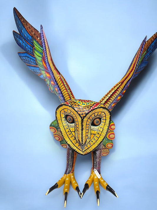 Alebrije de Búho Volador con Alas Extendidas y Detalles Multicolores