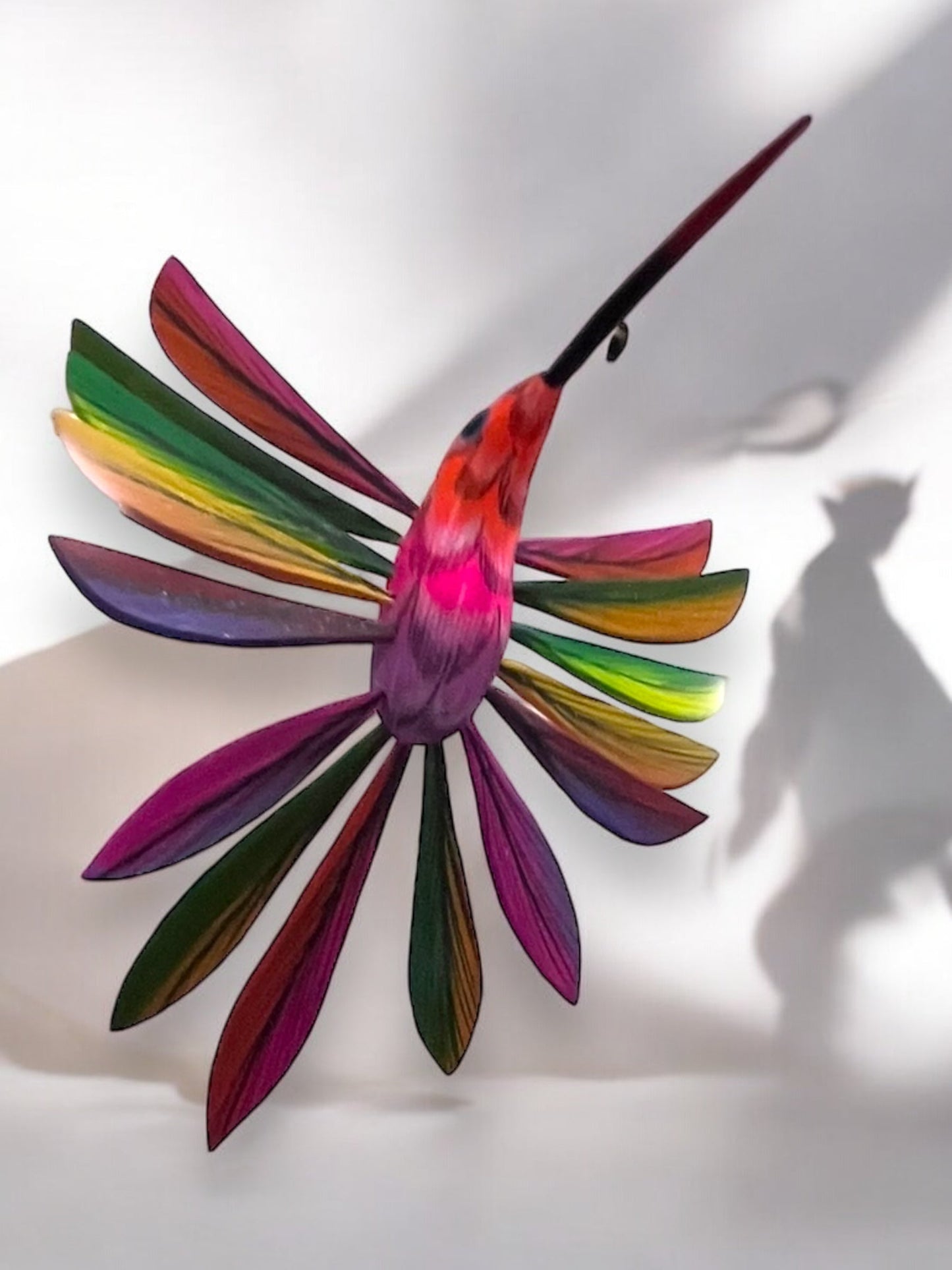 Alebrije de Colibrí en Vuelo con Plumas Multicolores