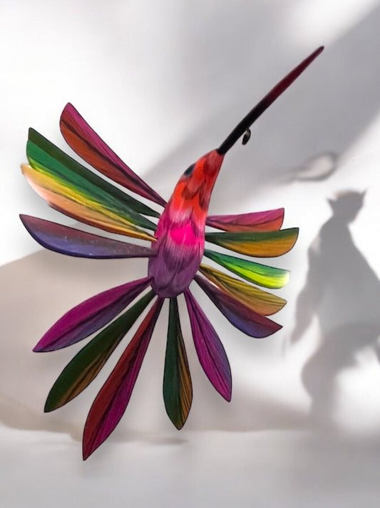 Alebrije de Colibrí en Vuelo con Plumas Multicolores