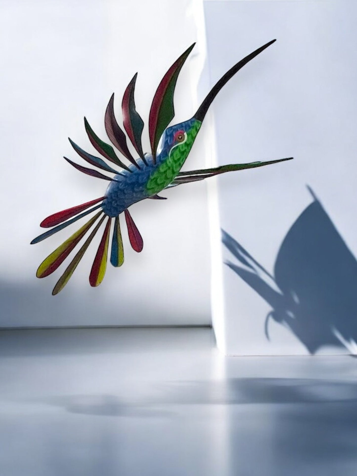 Alebrije de Colibrí en Vuelo con Alas Multicolores