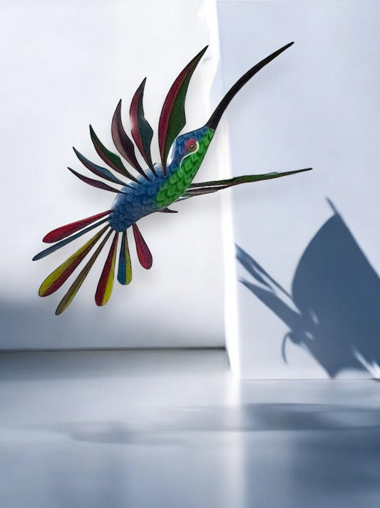 Alebrije de Colibrí en Vuelo con Alas Multicolores