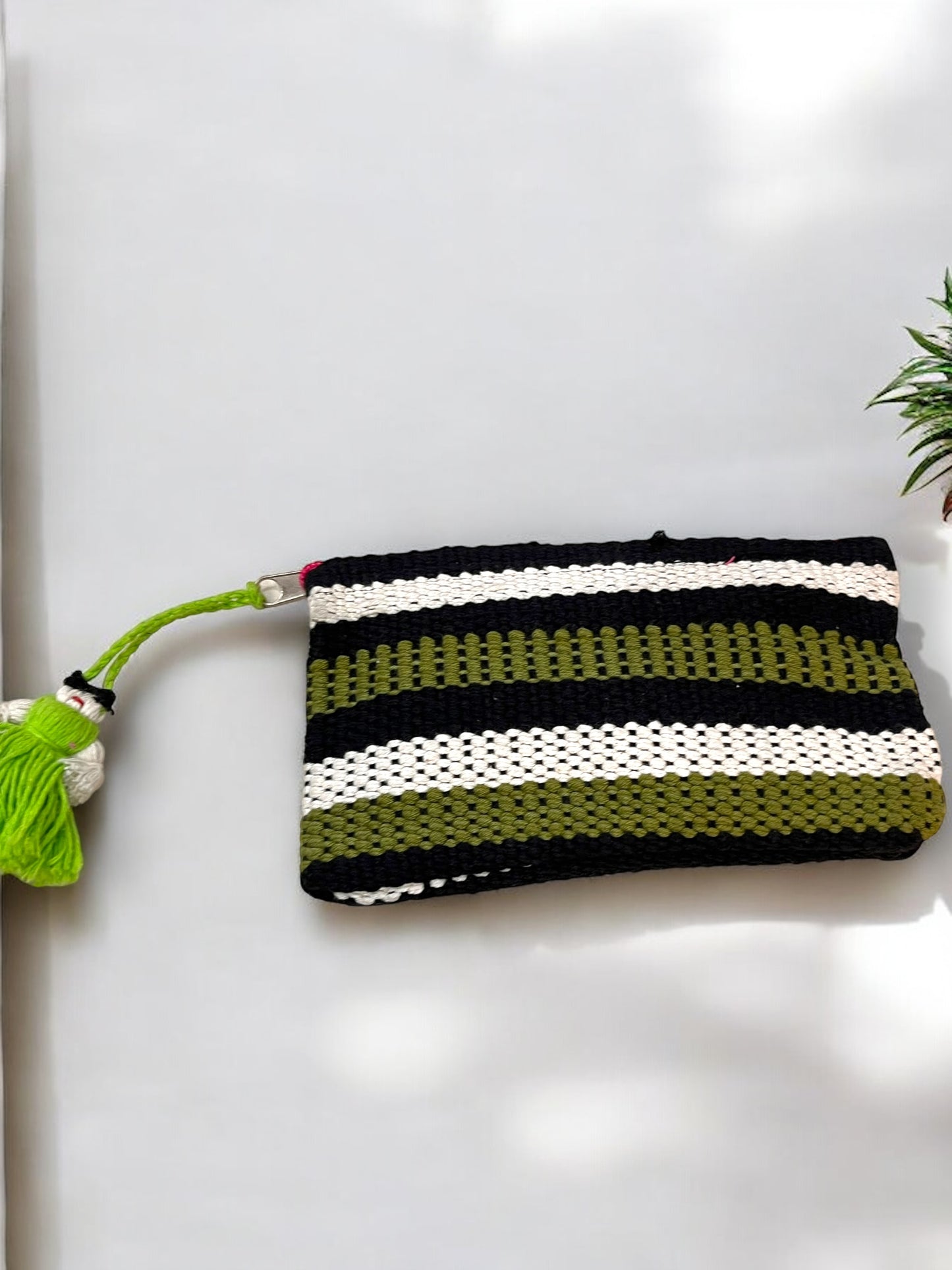 Bolsa Tejida a Mano en Verde, Negro y Blanco