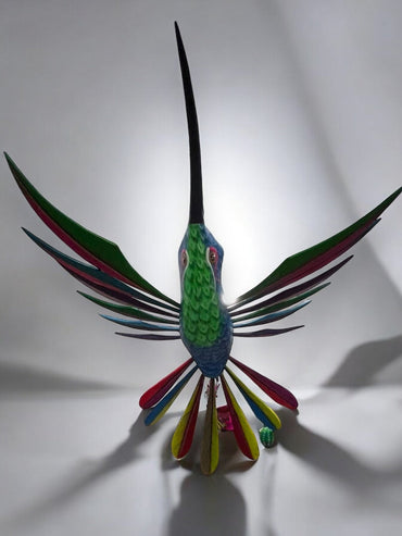 Alebrije de Colibrí en Vuelo con Alas Multicolores
