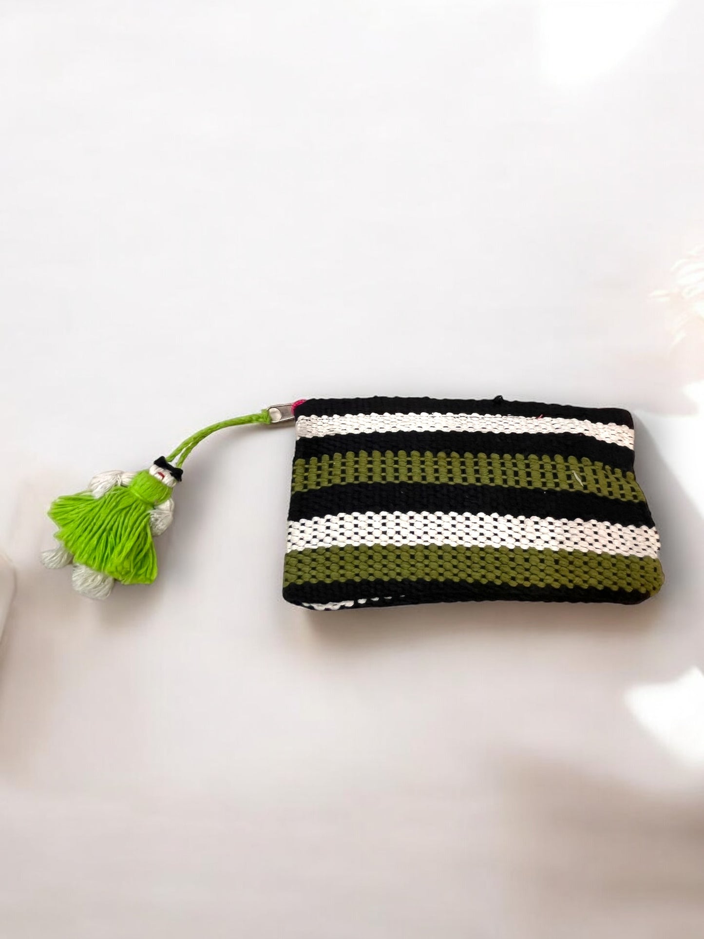 Bolsa Tejida a Mano en Verde, Negro y Blanco