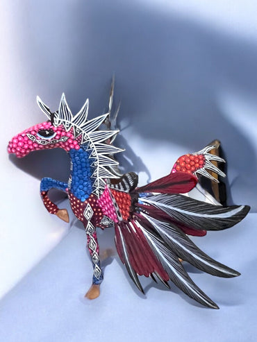 Alebrije de Caballo Alado con Detalles Rojos y Negros