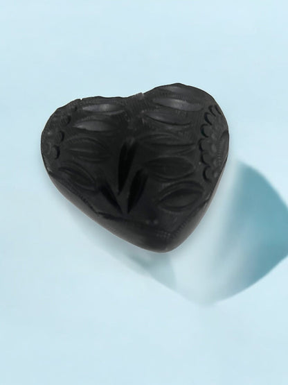 Corazón de Barro Negro con Detalle de Flor
