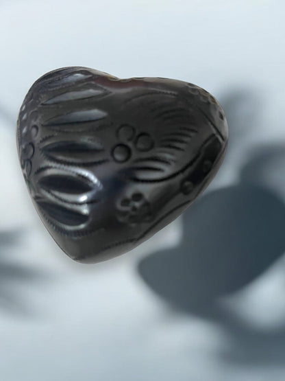 Corazón de Barro Negro con Detalle de Flor