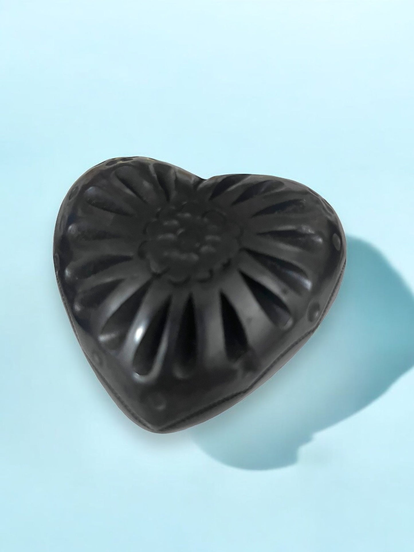 Corazón de Barro Negro con Relieve Floral
