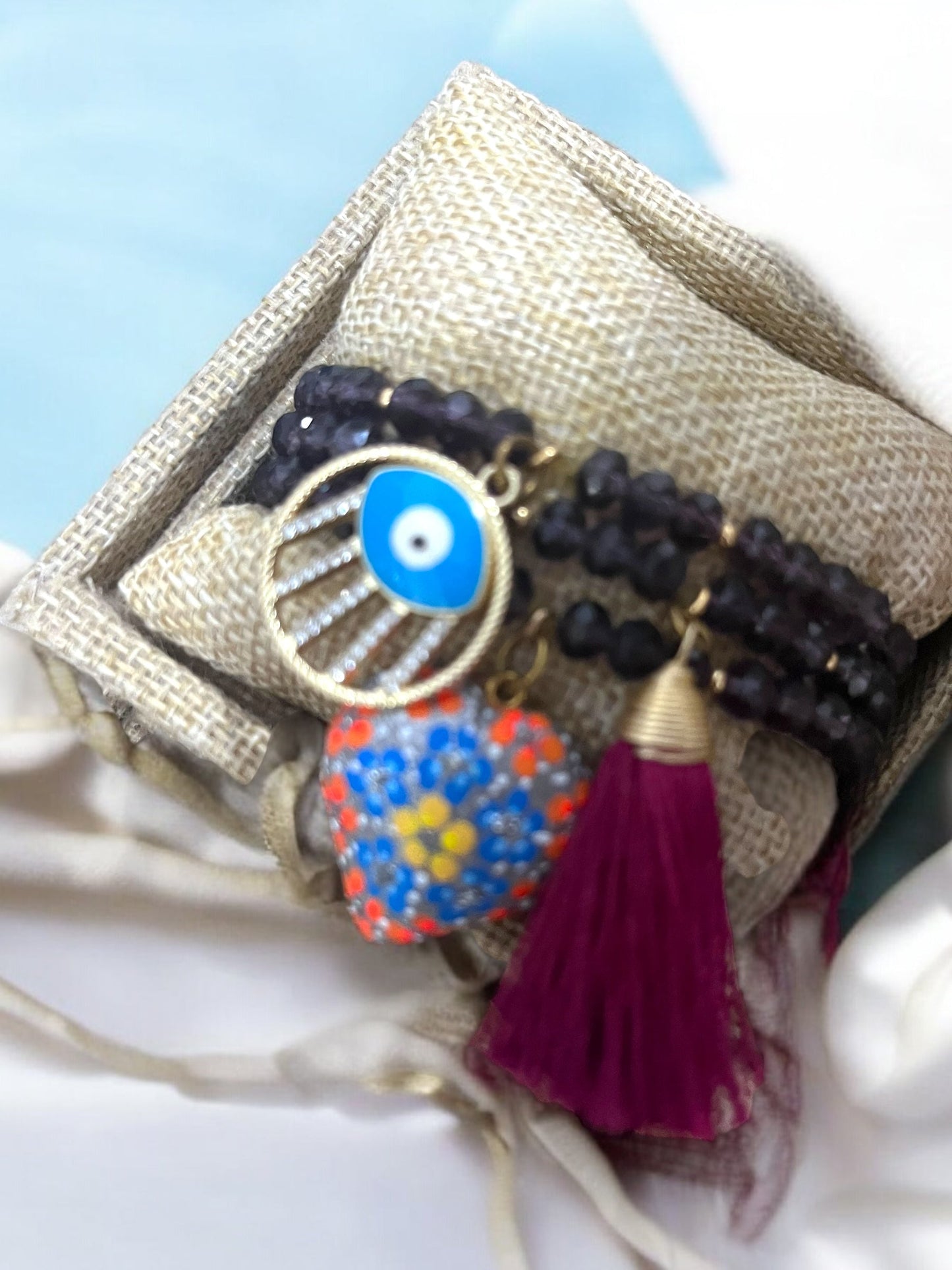 Pulsera Artesanal de Cuentas y Dijes