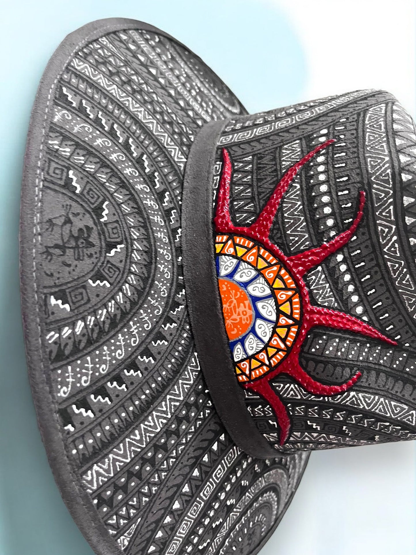 Sombrero Artesanal de Barro Negro con Detalles Intricados