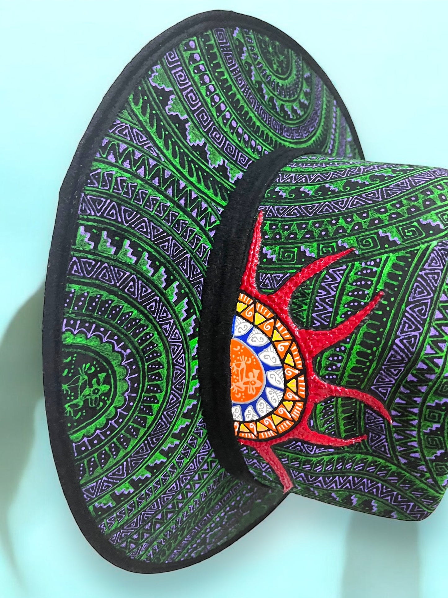 Sombrero Artesanal de Barro Negro con Diseños Geométricos en Verde y Morado