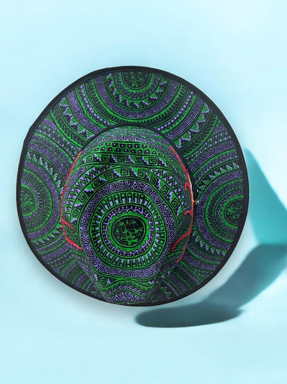 Sombrero Artesanal de Barro Negro con Diseños Geométricos en Verde y Morado