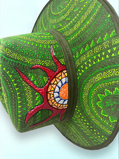 Sombrero Artesanal de Barro Negro con Diseños Geométricos en Verde y Rojo