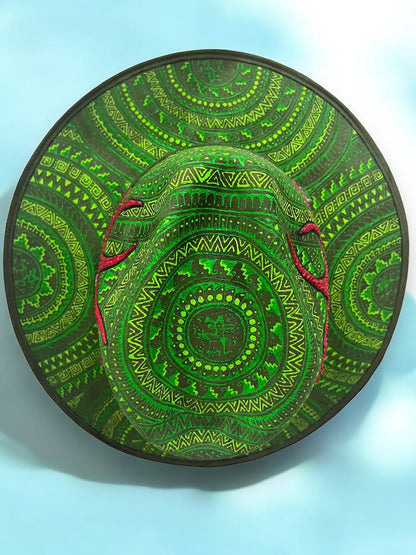 Sombrero Artesanal de Barro Negro con Diseños Geométricos en Verde y Rojo