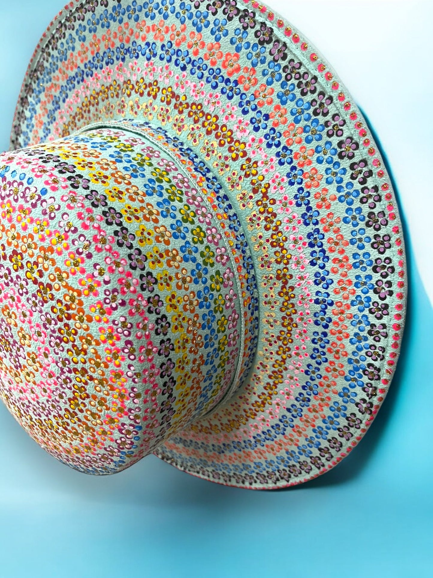 Sombrero Artesanal con Diseño Floral Multicolor