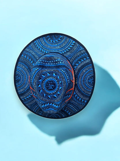 Sombrero Artesanal Azul con Detalles Geométricos